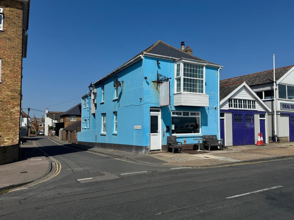 Lot: 122 - SEAFRONT PUBLIC HOUSE WITH THREE-BEDROOM FLAT WITH SEA VIEWS - The property